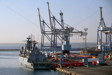 Limassol  Verladekraene und die Bundeswehr Fregatte Brandenburg F 215 im Hafen