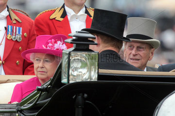 Ascot  Grossbritannien  Queen Elisabeth II und Ehemann Prince Philip sitzen in einer Kutsche