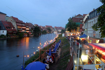 Bamberg  Abend auf der Sandkerwa an der Regnitz