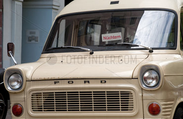 Berlin  Deutschland  Ford-Lieferwagen mit einem Schild und der Aufschrift -Nuechtern- in der Windschutzscheibe