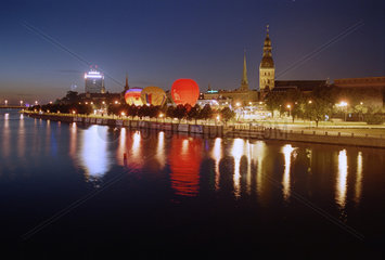Blick auf die Altstadt von Riga bei Nacht  Lettland