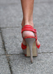 Epsom  Grossbritannien  Detailaufnahme  Frauenbein in hochhackigem Schuh
