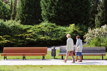 Zwei spazierende Seniorinnen in einem Park