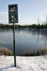 Niedersachsen  Verbotsschilder an einem See
