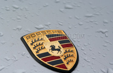 Emblem des schwaebischen Luxusautomobilherstellers Porsche