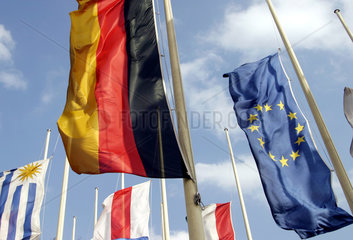 Deutsche und Europaeische Fahne