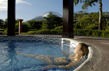 Junge Frau entspannt sich im Hotel Whirlpool  Costa Rica