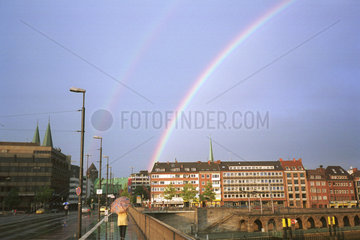Regenbogen ueber der Innenstadt von Bremen