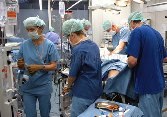 Anaesthesisten im Operationssaal bei Notfalloperation