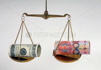 Berlin  Deutschland  Waage mit Renminbi-Yuan- und Dollarscheinen im Gleichgewicht