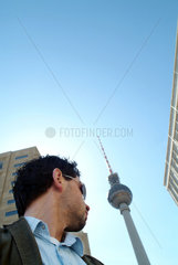 Berlin  Mann mit Sonnenbrille am Alexanderplatz