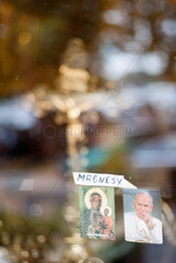 Tschenstochau  Polen  Schaufenster eines Devotionaliengeschaeftes