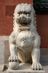 Peking  Loewe bewacht Eingang