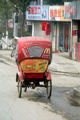 Suzhou  Rikscha mit Werbung fuer McDonalds
