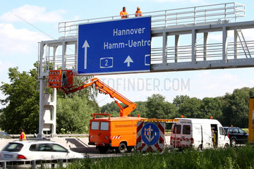 Werne  Deutschland  Arbeiter montieren ein Schild auf der A2
