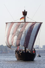 Rostock  Deutschland  Hansekogge Ubena von Bremen auf der Warnow waehrend der 17. Hanse Sail