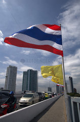 Bangkok  Thailand  dichter Verkehr auf der Somdet Phrachao Tak Sin Bruecke