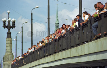 Menschen auf einer Bruecke in Riga  Lettland