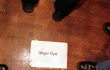 Papierblatt mit Namen Gregor Gysi