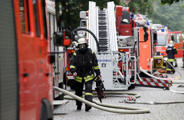 Berlin  Deutschland  ein Feuerwehrmann beim Einsatz mit Atemschutz