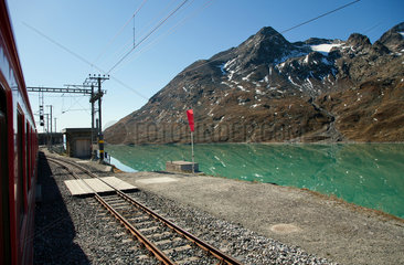 Ospizio Bernina  Schweiz  Blick aus dem Zug auf den Lago Bianco