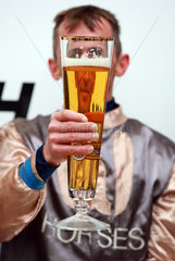 Halle/Saale  Deutschland  Jockey haelt ein Bierglas hoch