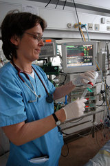 Anaesthesistin bei Kreislaufueberwachung eines Patienten