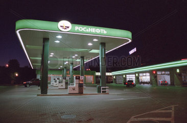 Beleuchtete Ros&Neft-Tankstelle in Kaliningrad  Russland