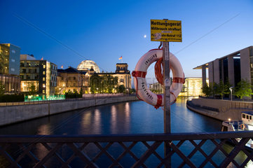 Berlin  Deutschland  der Spreebogen mit Blick auf den Reichstag bei Nacht