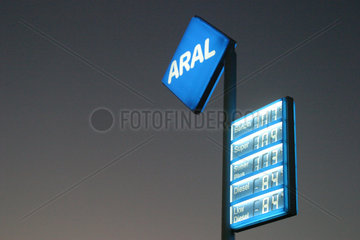 Aral-Schild an einer Tankstelle