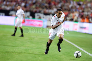 Sevilla  Spanien  Luis Fabiano von Sevilla FC jagt den Ball im Spiel gegen Real Madrid