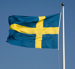 Grebbestad  Schweden  die schwedische Flagge vor blauem Himmel