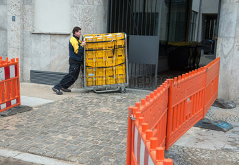 Berlin  Deutschland  Mitarbeiter der Deutschen Post AG beim Hantieren eines Postcontainers