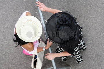 Ascot  Grossbritannien  elegant gekleidete Frauen mit Hut beim Pferderennen