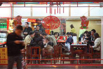 Peking  Gaeste in einem Restaurant