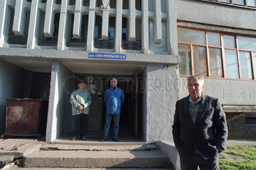 Menschen im Eingang zu einem Wohnblock  Kaliningrad  Russland