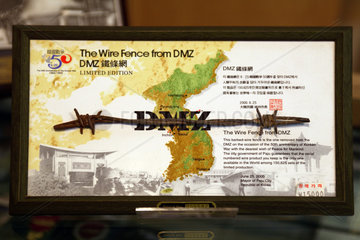 Odusan  Souvenirartikel. Stueck eines Stacheldrahtzaunes der Grenze zu Nordkorea