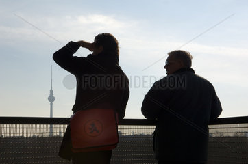 Touristen mit Fernsehturm  Berlin