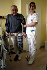 Patient beim ersten Aufstehen nach einer Knieoperation