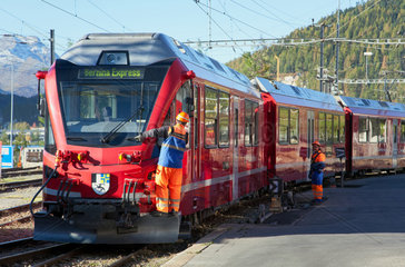 St. Moritz  Schweiz  der Bernina Express im Bahnhof