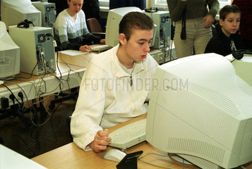 Schueler am Computer im Netroom  Initiative D 21