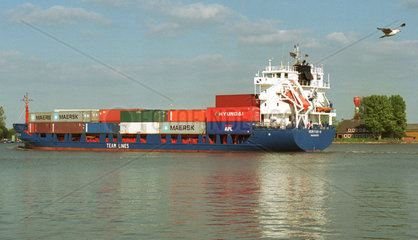 Ein Containerschiff im Nordostseekanal.