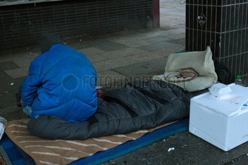 Deutschland  Bremen - Obdachloser in der schaebigen Gegend Am Breiten Weg  im Stadtzentrum  Naehe Hauptbahnhof
