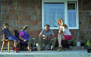 Eine Bauernfamilie vor ihrem Haus  Polen