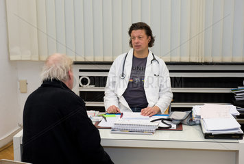 Duisburg  Deutschland  ein Patient beim Arzt in der Praxis