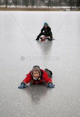 Belloe  Schweden  Kinder spielen auf dem zugefrorenen See Stora Bellen