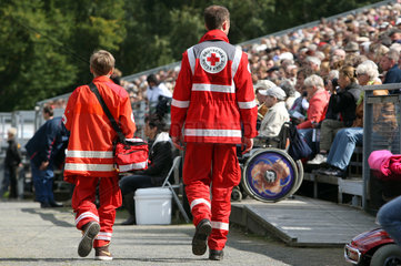 Moritzburg  Deutschland  Mitarbeiter des Deutschen Roten Kreuz auf einer Veranstaltung