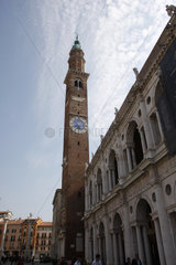 Torre Bissara auf der Piazza dei Signori