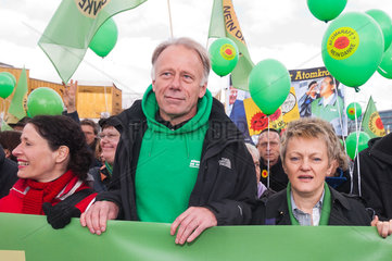 Berlin  Deutschland  Juergen Trittin und Renate Kuenast auf einer Grossdemonstration gegen Atomkraft