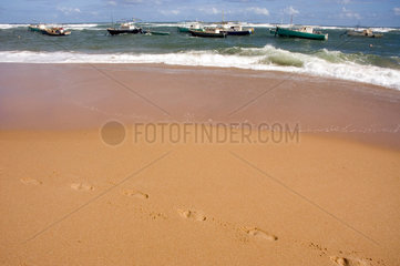 Salvador da Bahia  Brasilien  Fussspuren im Sand am Strand